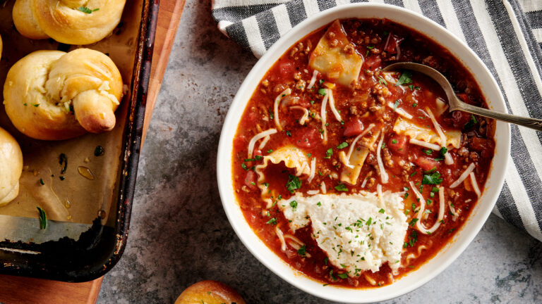 Lasagna Soup with Garlic Knots